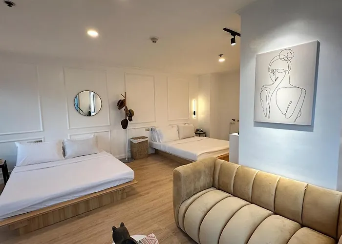 Chic Urban With Balcony & Bathtub In Poblacion Apartment