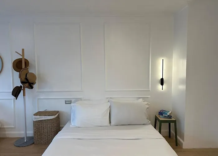 Apartment Chic Urban With Balcony & Bathtub In Poblacion Manila