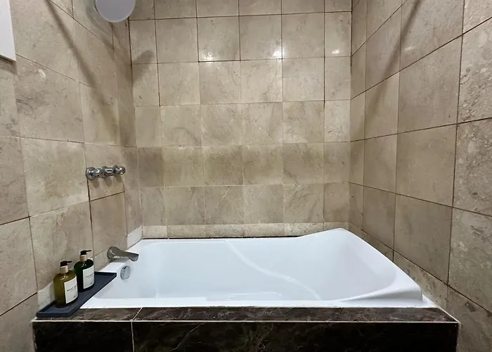 Chic Urban With Balcony & Bathtub In Poblacion * Manila