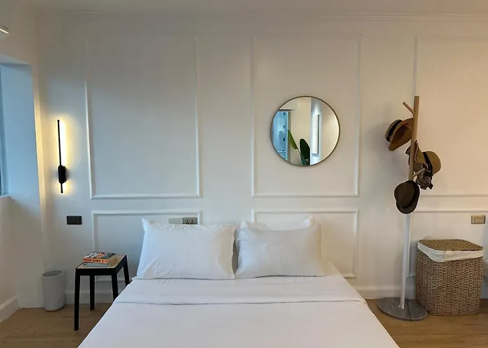 Chic Urban With Balcony & Bathtub In Poblacion Apartment Manila
