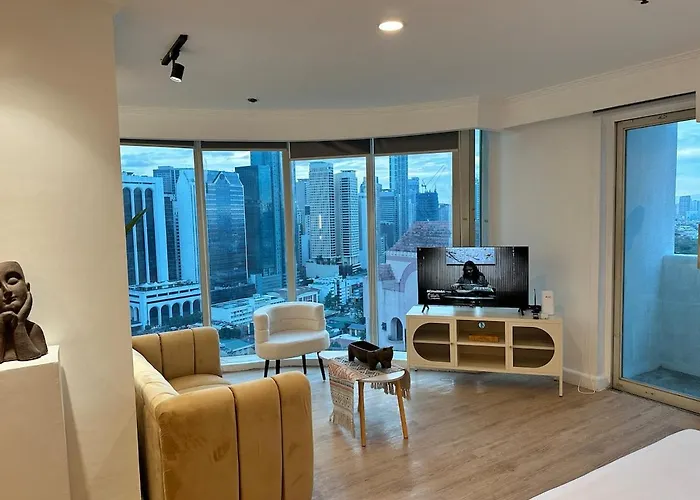 Chic Urban With Balcony & Bathtub In Poblacion Manila