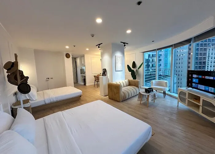Chic Urban With Balcony & Bathtub In Poblacion * Manila