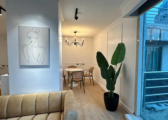 Chic Urban With Balcony & Bathtub In Poblacion *