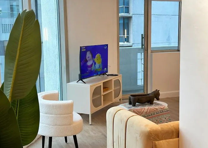 Chic Urban With Balcony & Bathtub In Poblacion Apartment