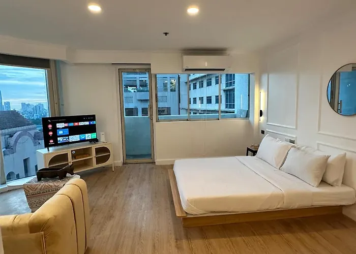 Chic Urban With Balcony & Bathtub In Poblacion *